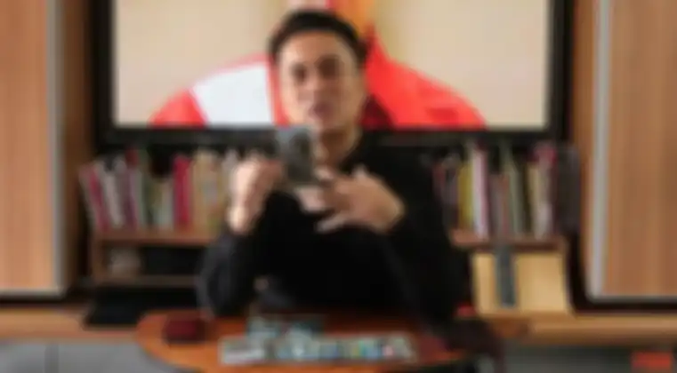 Denny Darko menunjukkan kartu The Five of Swords