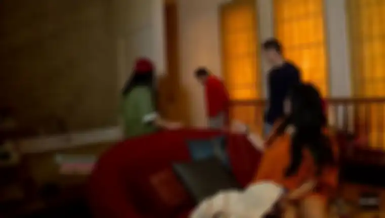 Kamar mandi yang dilengkapi sofa, TV, AC dan telefon