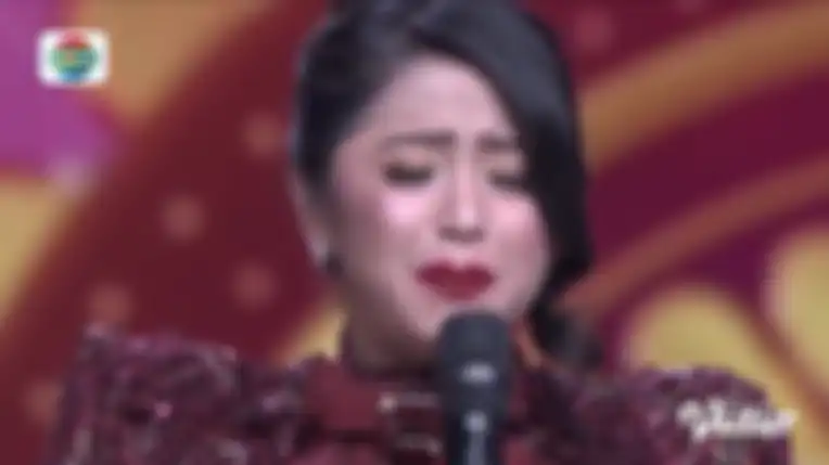 Dewi Perssik menangis di atas panggung saat hari ulang tahunnya