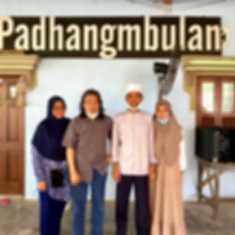 Ustaz Abdul Somad berfoto bersama Emha Ainun Najib atau Cak Nun. Ustaz Abdul Somad makin rajin membagikan foto kemesraannya dengan sang istri, Fatimah Az Zahra. Tangan UAS ke istri jadi sorotan.