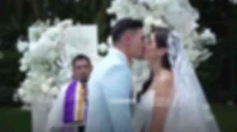 Vincent Verhaag dan Jessica Iskandar berciuman usai resmi jadi suami istri