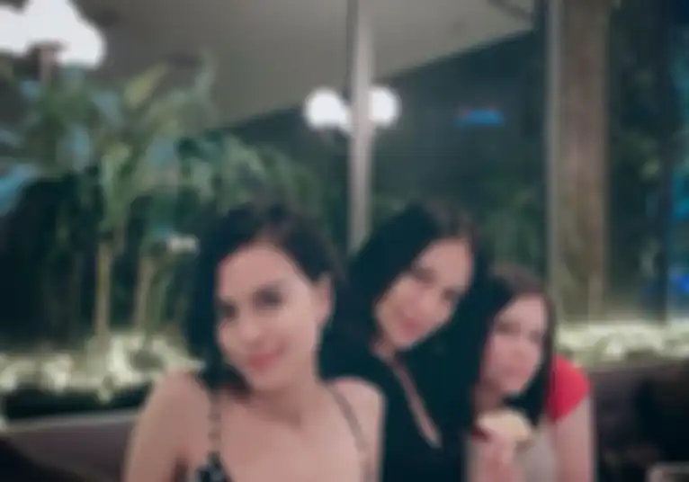 Penampilan awet muda Sophia Latjuba dengan kedua putrinya