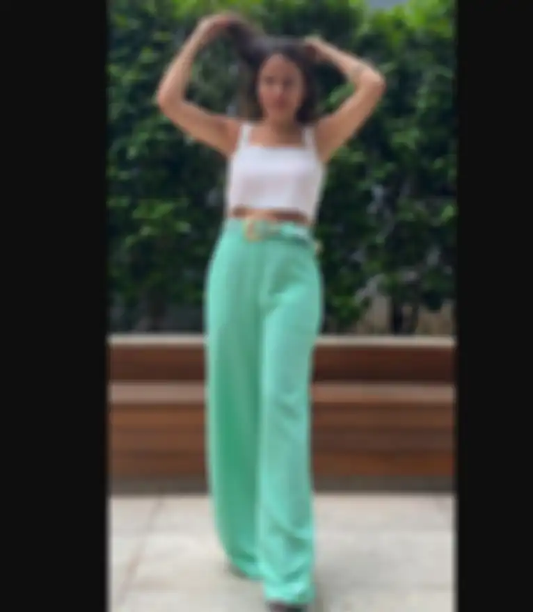 Inspirasi tampil dengan outfit warna sea green atau hijau laut