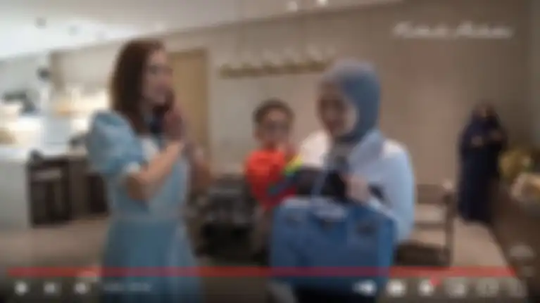 Maia Estianty beri tas branded ke Nathalie Holscher