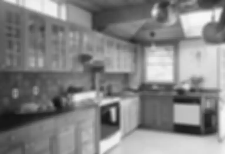 Ilustrasi dapur dengan bentuk mengikuti bentuk ruang.