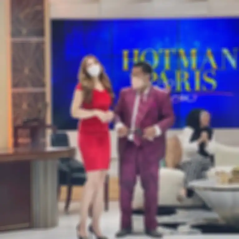Hotman Paris mengunggah foto aspri saat Subuh. Foto aspri Hotman Paris bikin mata netizen langsung melek. Dia lakukan ini disentil masalah Holywings.