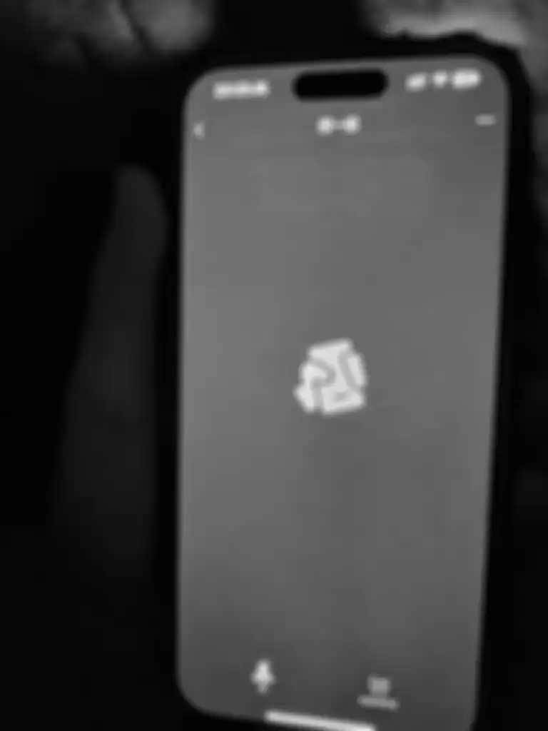 Ada bayangan putih yang menunjukan screenburn iPhone 14 Pro.