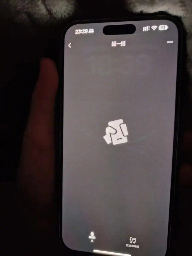 Ada bayangan putih yang menunjukan screenburn iPhone 14 Pro.