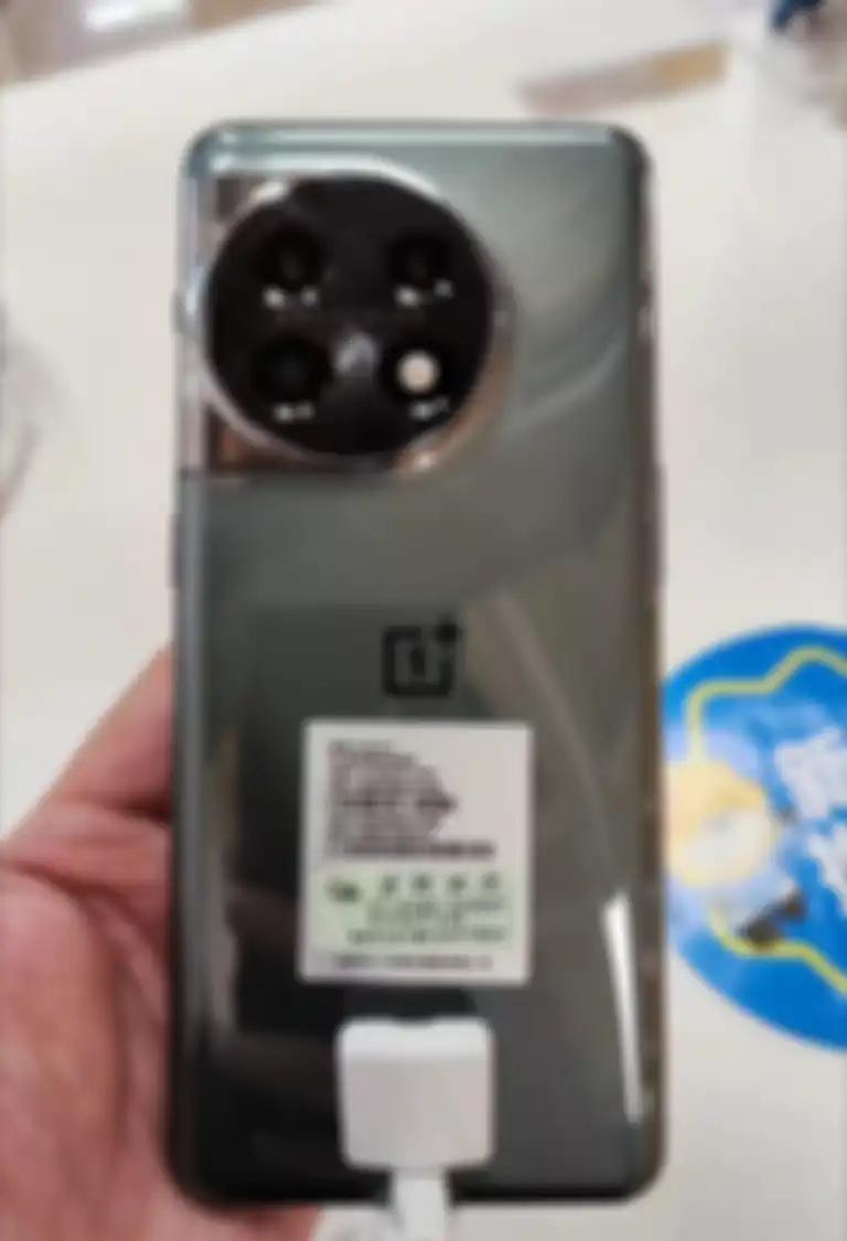 Tampilan panel belakang OnePlus 11