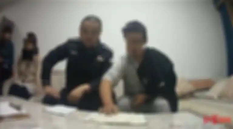 Wang (kanan) bersama petugas kepolisian.
