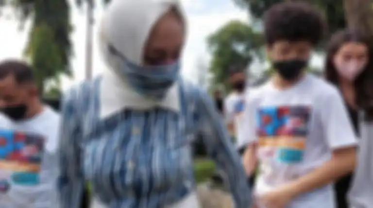Angelina Sondakh dan Keanu Massaid saat mendatangi makam Adjie Massaid di TPU Jeruk Purut, Jakarta Selatan usai bebas dari Lapas Pondok Bambu, Jakarta Timur, Kamis (3.3.2022) 