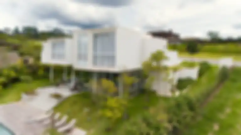 Rumah modern dengan tanaman sebagai perbaikan lingkungan.