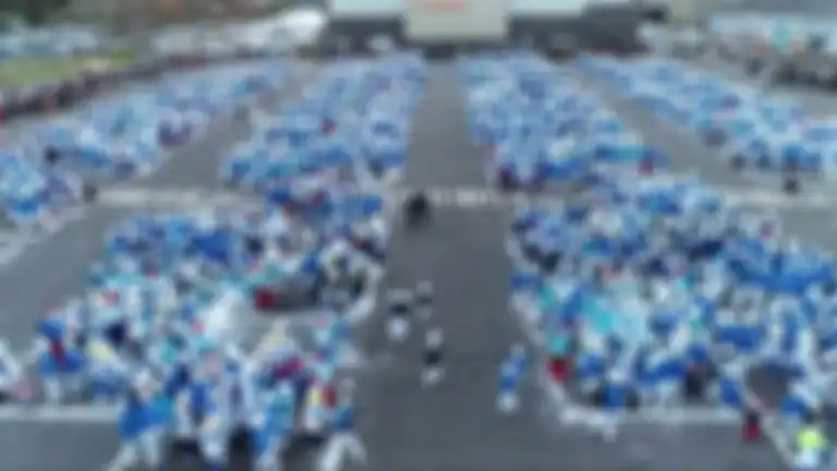Lebih dari 3500 Orang di Prancis Sempat Berkumpul Pecahkan Rekor Orang Terbanyak yang Berdandan Smurf