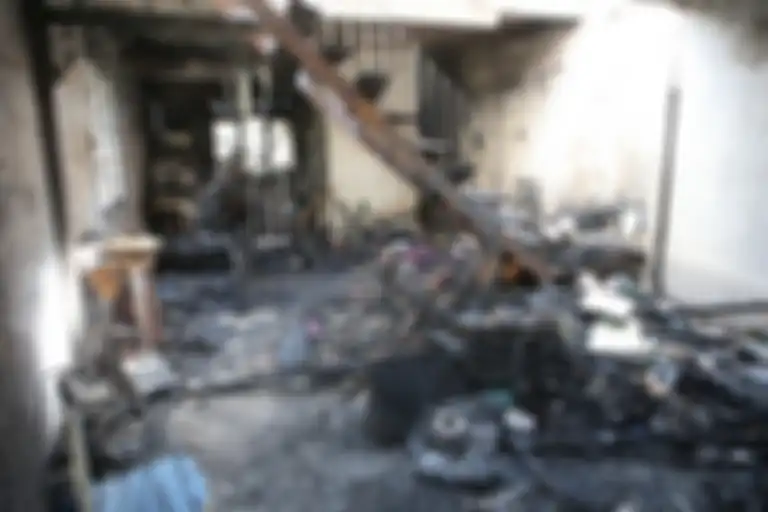 Rumah yang terbakar akibat charger smartphone KW.