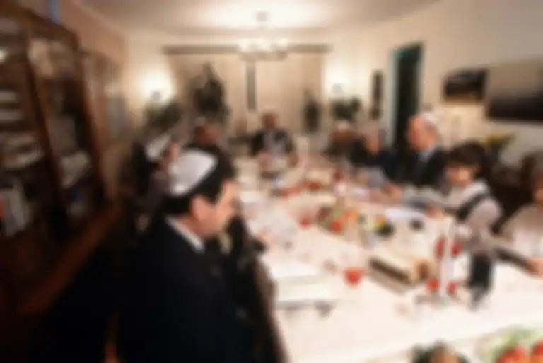 Budaya Israel, suasana makan malam sebuah keluarga di Israel.