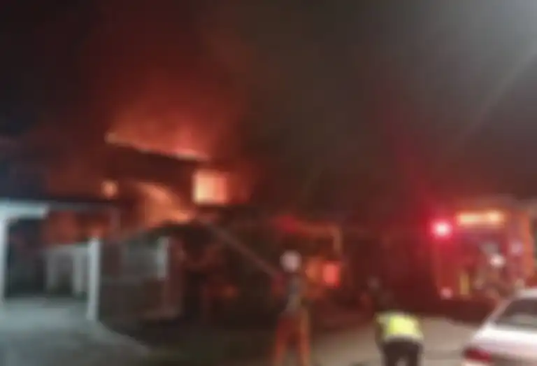 Rumah yang terbakar akibat charger smartphone KW.