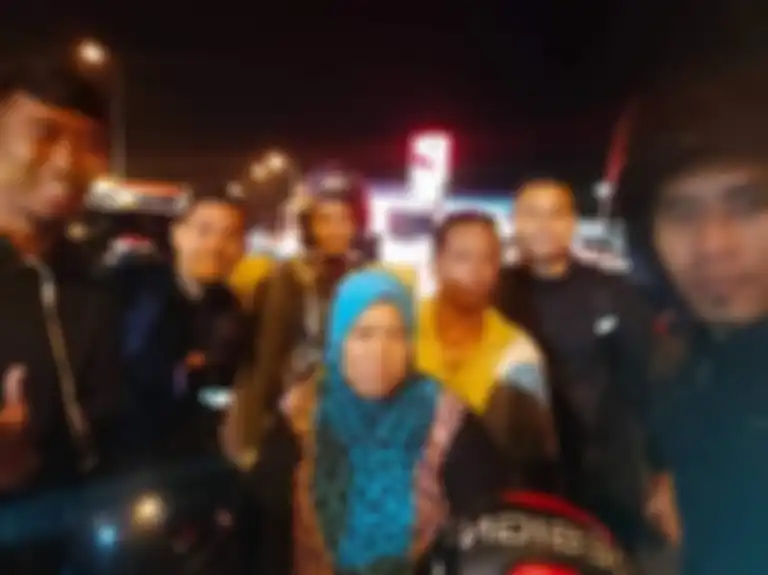 Sekelompok pengendara motor yang mengantarkan kedua orangtua tersebut