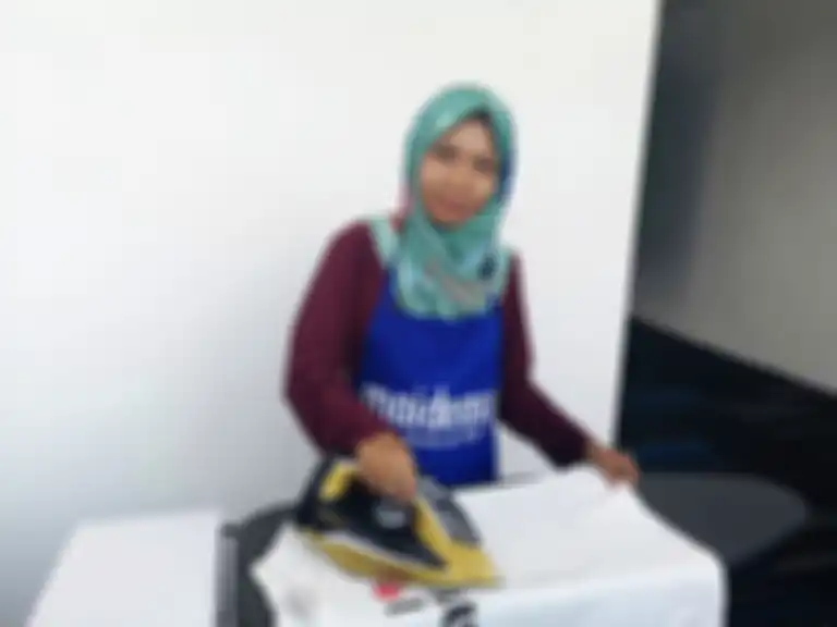 Linda bekerja jadi tukang bersih-bersih.