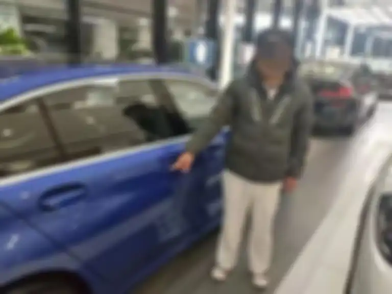Mobil BMW di showroom yang sengaja digores oleh Ji Moubing.