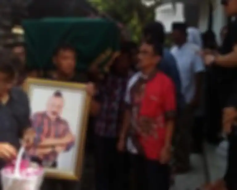 Anak laki-laki Gogon, Nova Mustika Kusuma Yudha membawa foto ayahanda