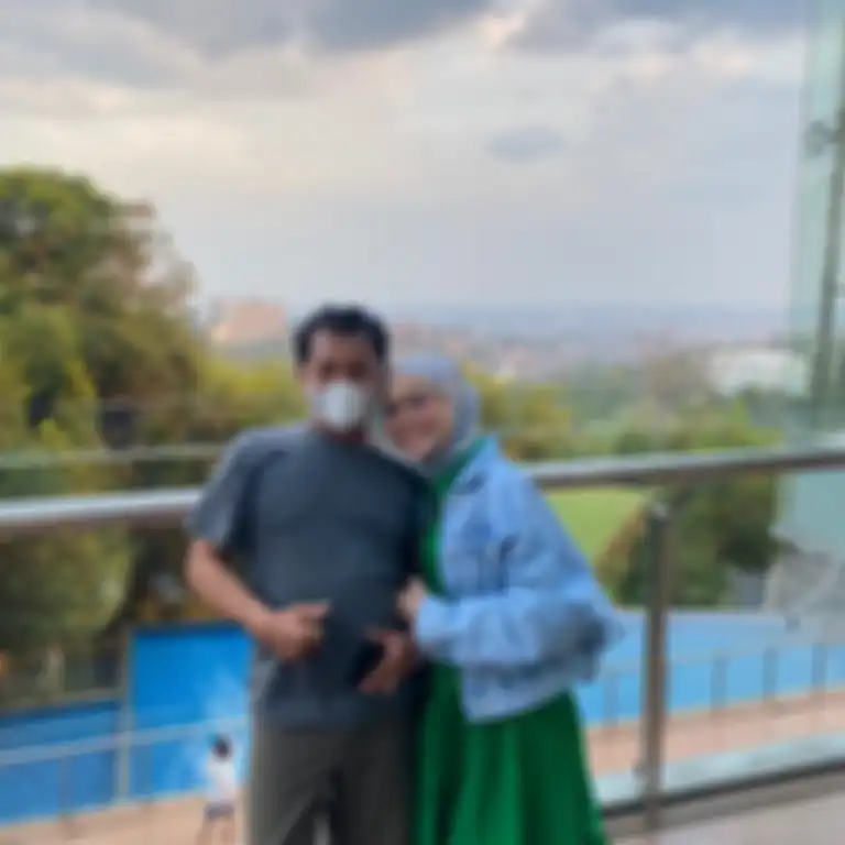 Usai pamer foto bareng Raffi Ahmad, ayah Rizky Billar dibilang bikin bengek. ada banyak netizen yang mengaku terhibur dengan aksi Daniel Eddy. 