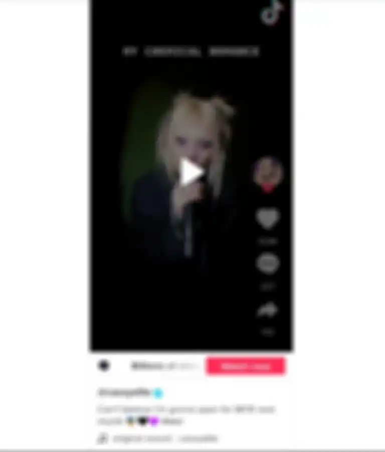 Cassyette membawakan cover Im Not Okay dari MCR di TikTok