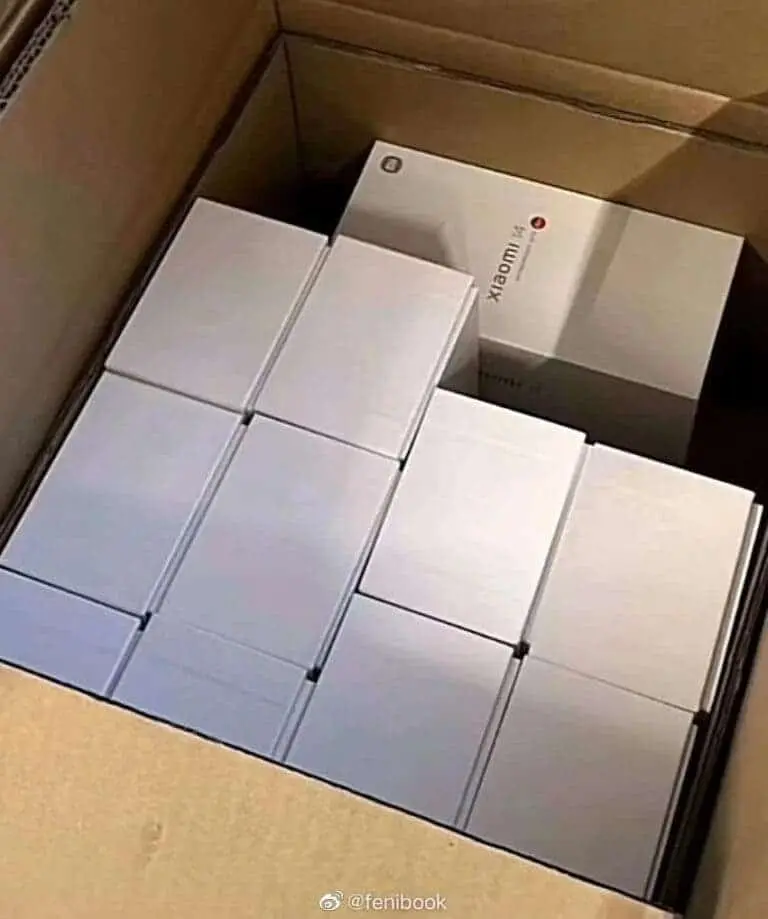 Box Xiaomi 14 series yang disusun dalam sebuah kardus besar