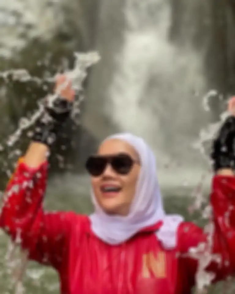 Terlepas dari foto Sarita Abdul Mukti lepas hijab bikin syok, mantan istri Faisal Harris ini mengakui punya anak dari bule berondong asal Jerman. 