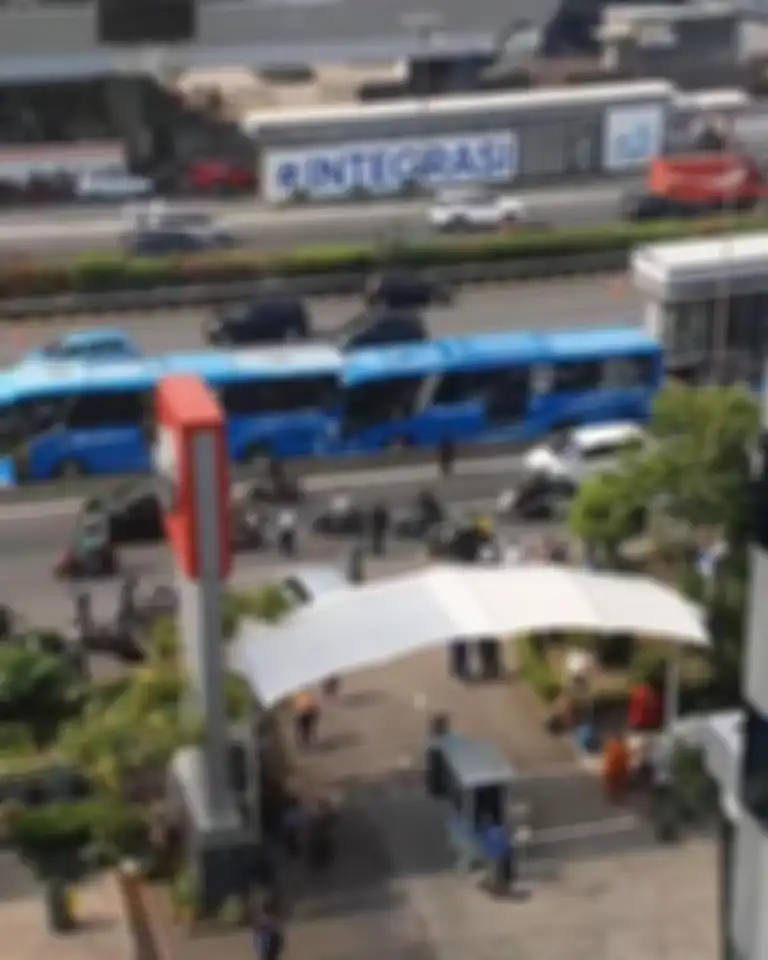 Foto sopir bus TransJakarta yang meninggal karena terjepit stang kemudi tersebar luas di media sosial. Terungkap fakta mengejutkan di baliknya.