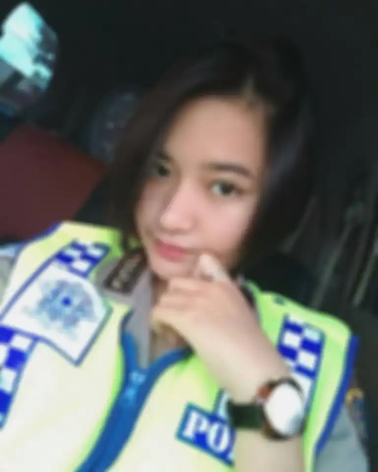 Foto Briptu Christy ikut diburu netizen. Polwa Polresta Manado ini akhirnya ditangkap di tempat ngumpetnya yang tak diduga ini. 