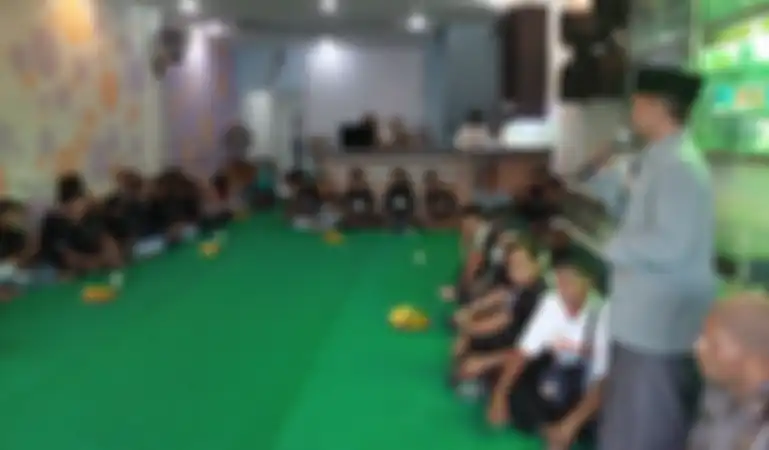 Bikers serius mendengarkan tausiah sebelum bukber.