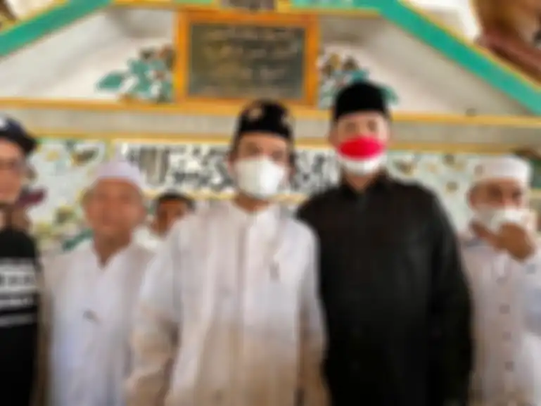 Ustaz Abdul Somad bersimpuh di sisi makam hingga membuat netizen ikut memanjatkan doa di foto UAS.