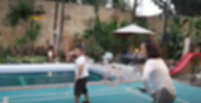 Yuni Shara bermain badminton dengan anak Krisdayanti.