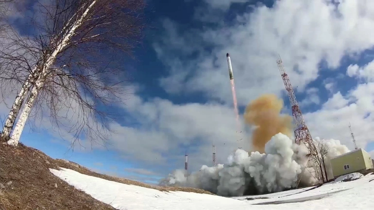 Uji coba peluncuran Rudal Sarmat di kosmodron Plesetsk, Rusia