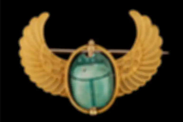 Perhiasan pada Mesir Kuno dengan hiasan kumbang scarab.