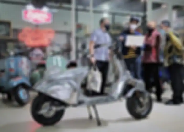 Teten Masduki Menteri Koperasi dan Usaha Kecil dan Menengah (UKM) sambangi Elders Garage jajal Vespa Chooper Listrik hari Selasa (23/02).