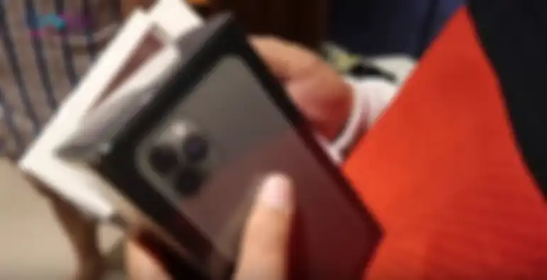 Raffi Ahmad memberikan Iphone 11 Pro kepada Merry