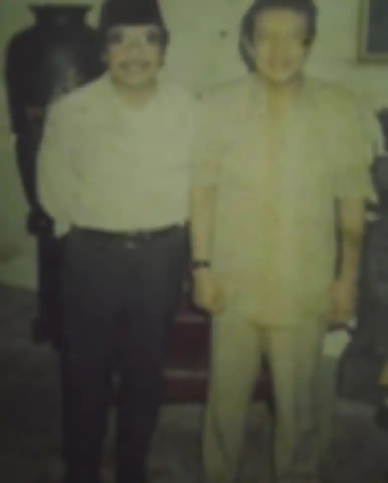 Idola Rano Karno, Benyamin Sueb mendadak roboh di tengah lapangan bola. Seniman Betawi ini menolak mentah-mentah jabatan dari Presiden.