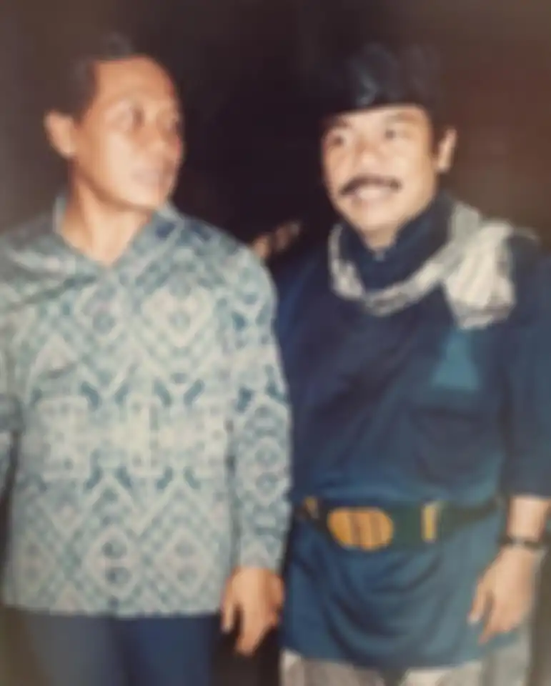 Idola Rano Karno, Benyamin Sueb mendadak roboh di tengah lapangan bola. Seniman Betawi ini menolak mentah-mentah jabatan dari Presiden.