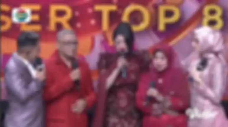 Dewi Perssik mendapat kejutan ulang tahun dengan kehadiran orangtuanya di panggung DA Asia 4, Minggu