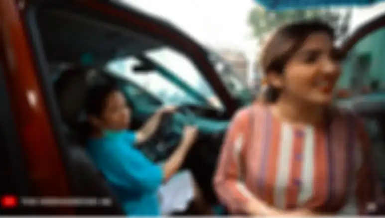 Suteng duduk di kursi pengemudi 