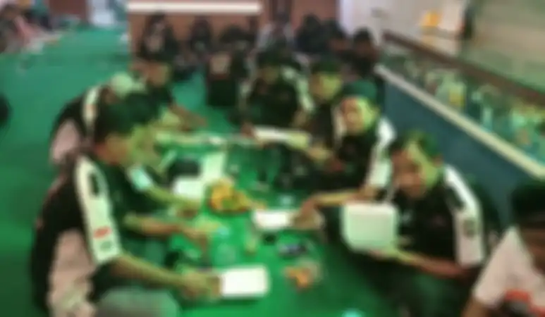 Makan bersama bikers setelah adzan Maghrib berkumandang.