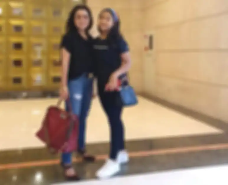 Mayangsari dan putrinya, Khirani Siti Hartina Trihatmodjo tampil kompak bergaya kasual tenteng tas branded saat pergi hangout 