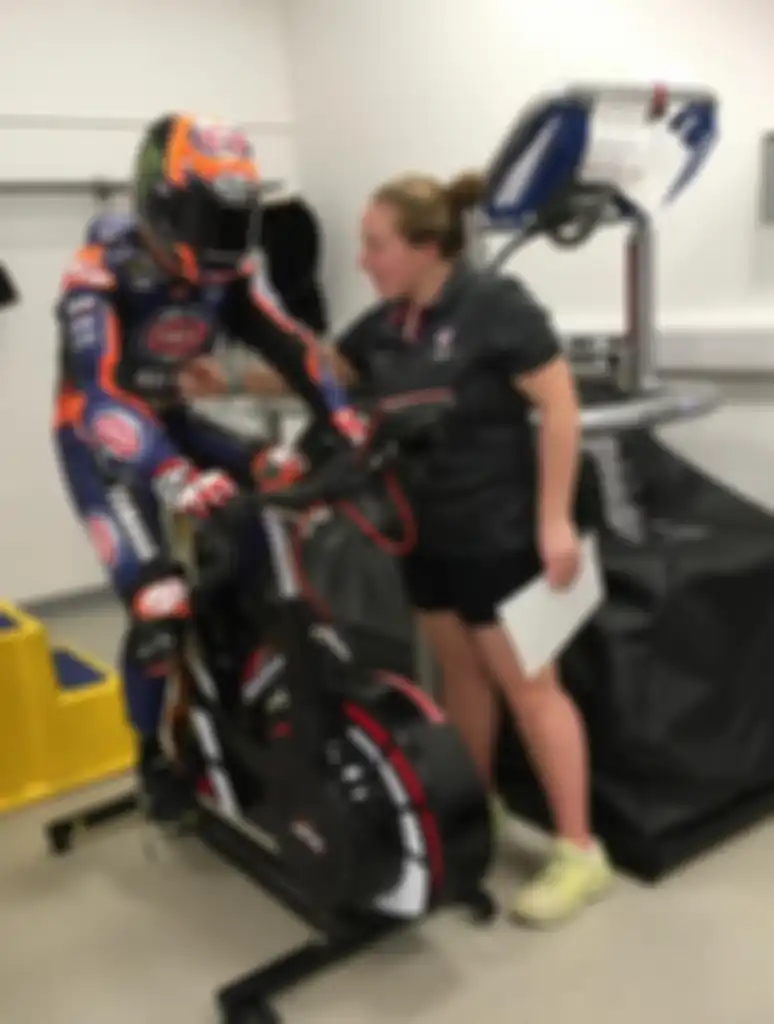 Michael van der Mark pembalap Pata Yamaha WorldSBK Team serius latihan fisik naik sepeda statis menggunakan baju balap lengkap 