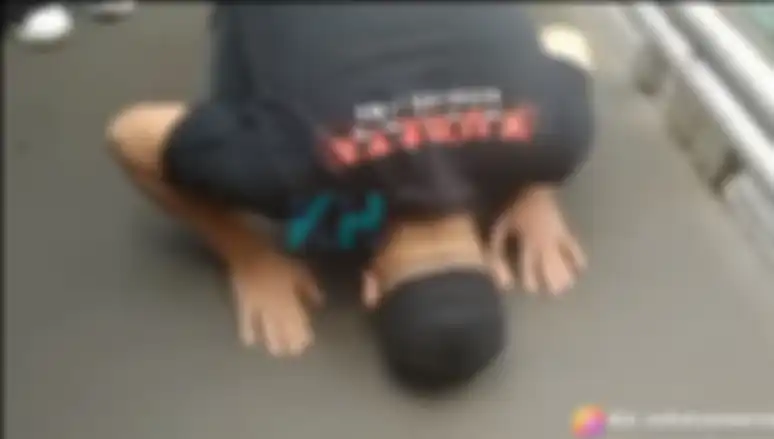 Vicky Prasetyo sujud syukur usai resmi dibebaskan dari penjara