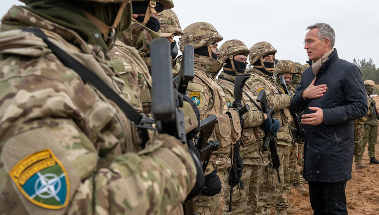Sekjen NATO Jens Stoltenberg bertemu dengan pasukan NATO