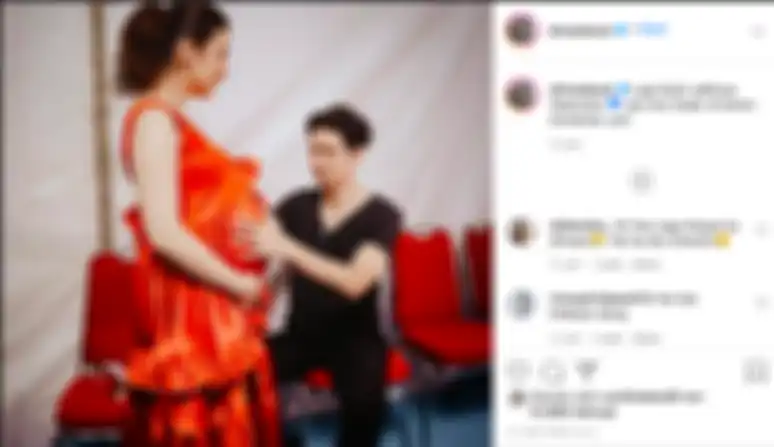 Dimas Beck memegang perut Chelsea Olivia sembari memanjatkan doa untuk sang jabang bayi