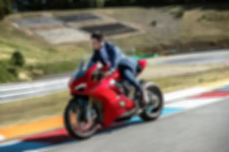 Keliling trek Brno Rep. Ceska di atas Panigale V4R dengan setelan resmi jas tanpa pakai helm. Bukan untuk ditiru, kenakan selalu helm saat berkendara motor