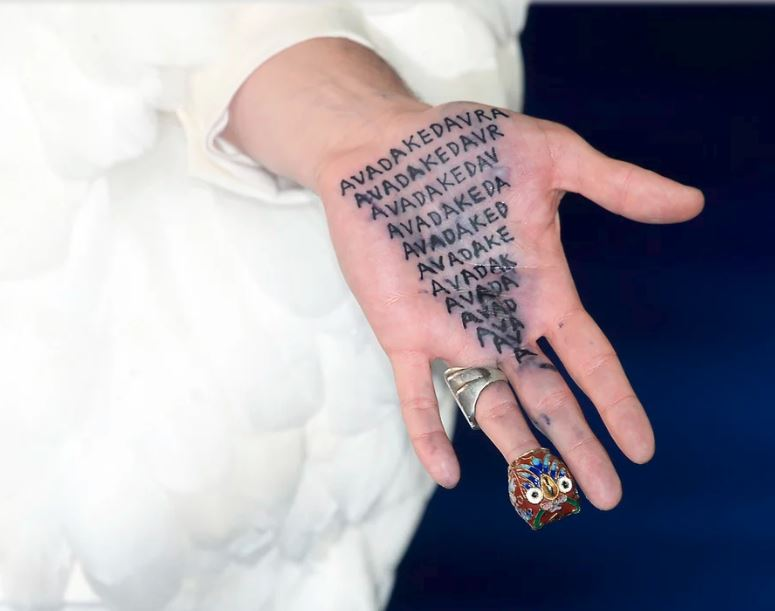 mantra di tangan Ezra Miller