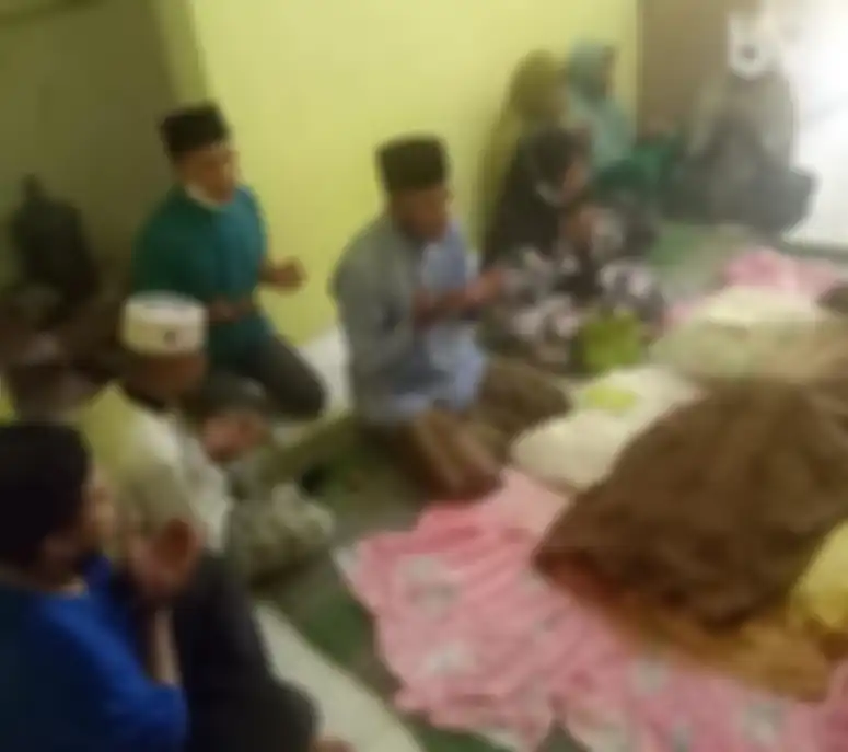 Para penggemar Imam S Arifin membagikan foto jenazah sang pedangdut legendaris yang terbaring di atas ranjang sederhana di rumahnya di Madura. 